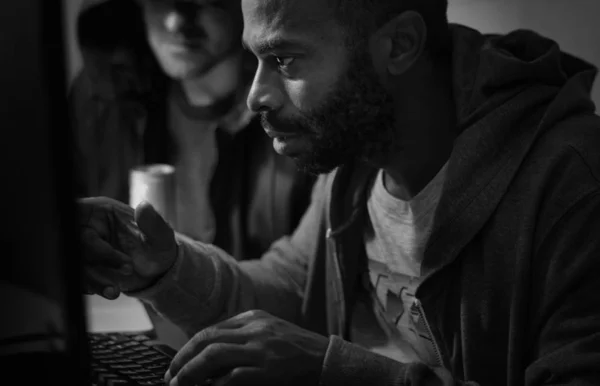 Discesa Africana Uomo Lavorando Con Computer Portatile — Foto Stock