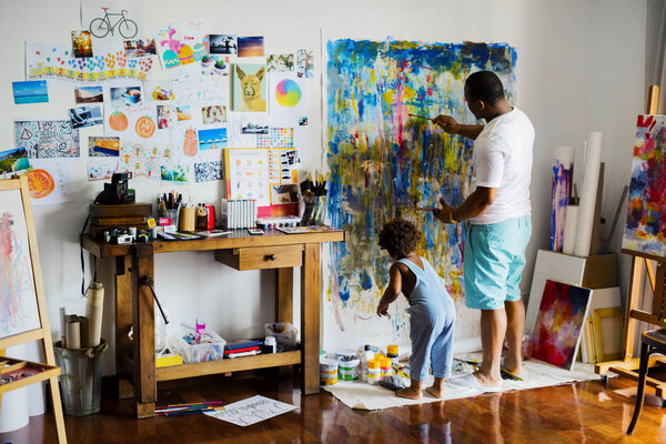 Black Artist Dad Doing His Art Work His Child Sitting — Stock Photo, Image