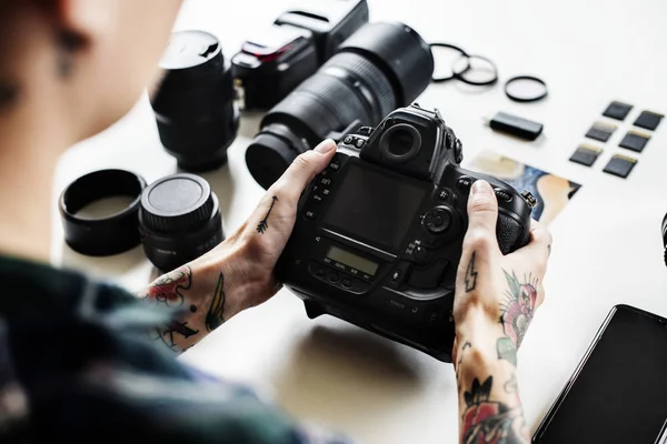 Tatuado Mão Segurando Câmera Fotográfica Local Trabalho Fotógrafo — Fotografia de Stock