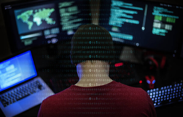 Программист, работающий над программным обеспечением
