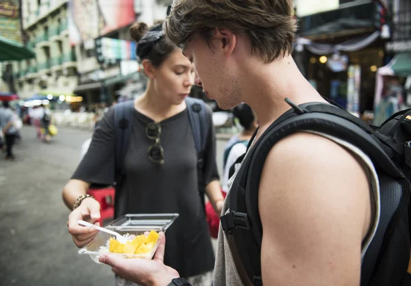 Turisté se snaží mango s lepkavá rýže — Stock fotografie