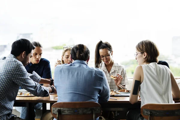 Verschillende vrienden samen in het restaurant — Stockfoto