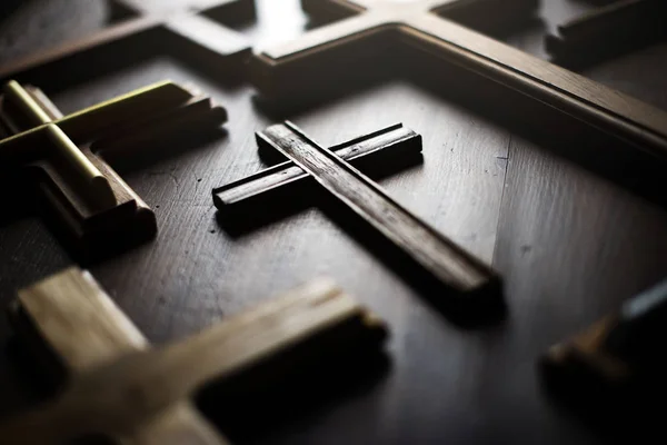 Релігія Хрести на дерев'яному столі — стокове фото