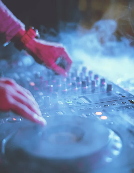 Dj trabajando en la estación del mezclador de sonido — Foto de Stock