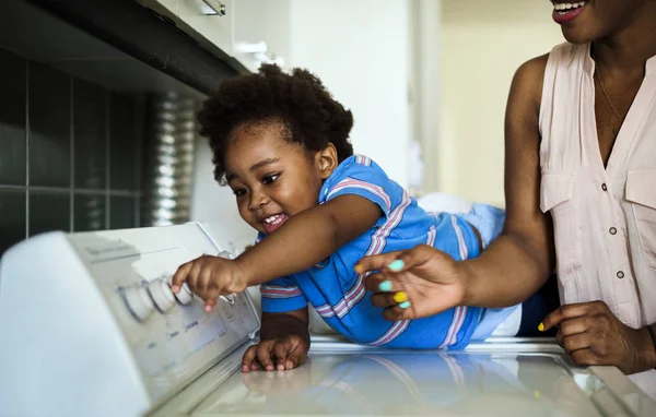 Africano descendente criança ajudando a mãe — Fotografia de Stock