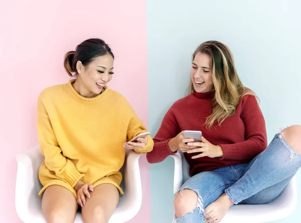 Vrouwen Vrienden Levensstijl Met Behulp Van Mobiele — Stockfoto