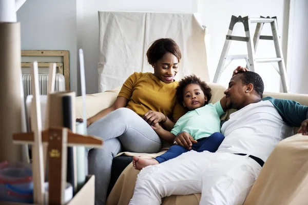 Famiglia nera che si trasferisce nella loro nuova casa — Foto Stock