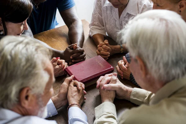 Menschen beten gemeinsam — Stockfoto