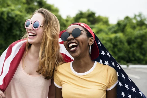 Женщины с американским флагом — стоковое фото