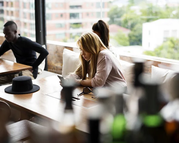 Freunde treffen sich im Café — Stockfoto