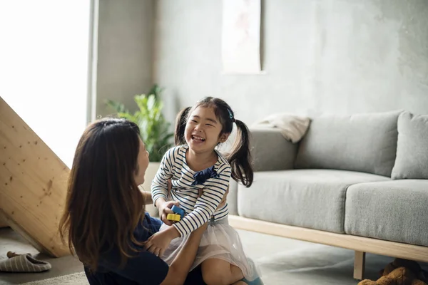 Mutter und Tochter spielen zusammen — Stockfoto