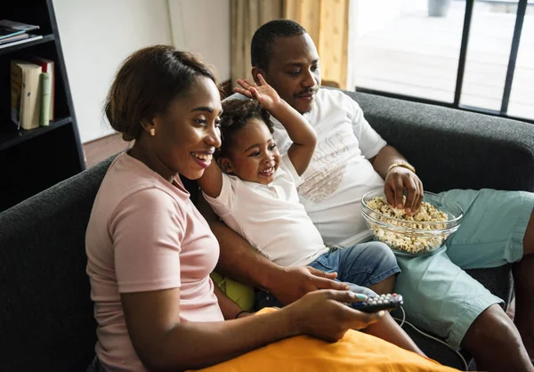 Černá rodina jíst popcorn — Stock fotografie