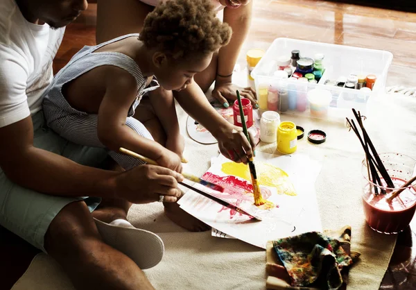 Pappa lära sitt barn att måla — Stockfoto