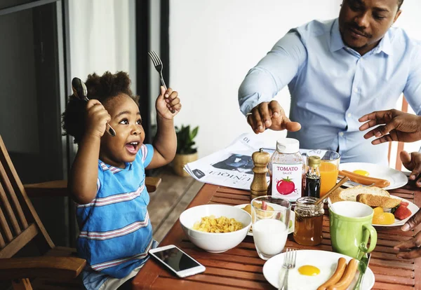 Чёрная семья завтракает вместе — стоковое фото