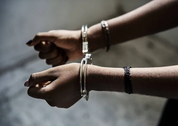 Gevangene handen gearresteerd met handboei — Stockfoto