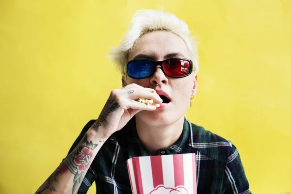 Kobieta w okulary 3d jedzenie popcorn — Zdjęcie stockowe