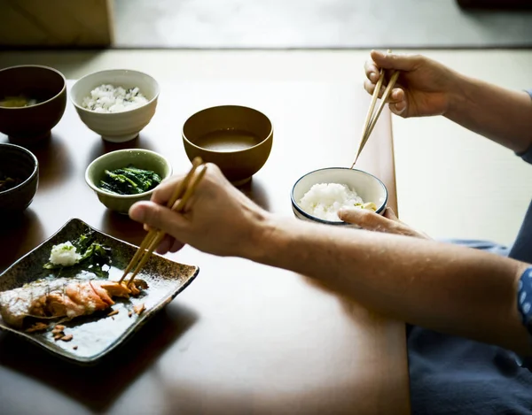 日本家庭与幸福一起进餐 — 图库照片