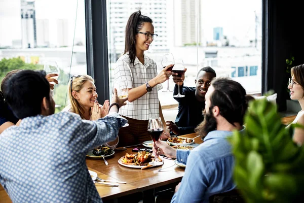 Människor samman i restaurangen — Stockfoto