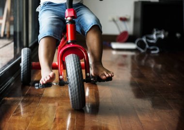 Siyah çocuk binicilik bisiklet evi