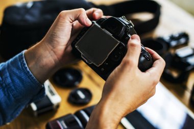 Fotoğraf makinesi holding eller