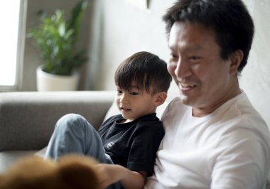 Baba ve oğul birlikte evde.