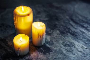 tablo üzerinde yanan mumlar