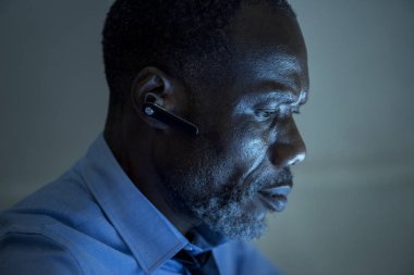 Afrika etnik köken işadamı ile Bluetooth kulaklık, özgün photoset