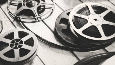Ahşap zemin üzerinde orijinal izole vintage film şeridi photoset