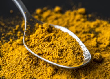 Tumeric toz baharat bir kaşık, orijinal Tarih closeup photoset