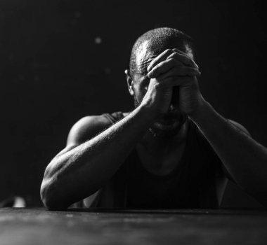 Adam bunalıma girmek duygu ifade gri ölçekli