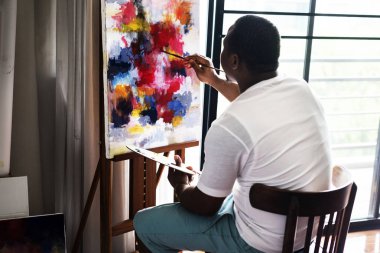 Onun sanat eseri yapan siyah sanatçı erkek