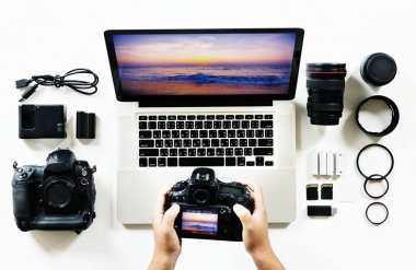 kamera ve dizüstü bilgisayar ile fotoğrafçı