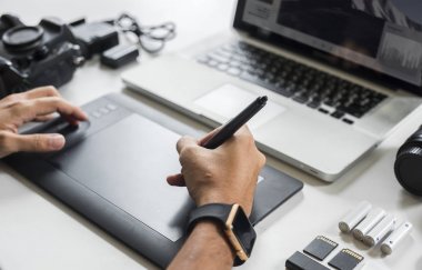 Grafik tablet üzerinde insan çalışıyor