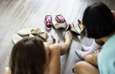 Yeni ayakkabılar üzerinde çalışan kadınlar