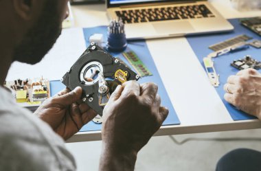 Teknisyen bilgisayarınızın sabit diski, onarım çalışan orijinal photoset