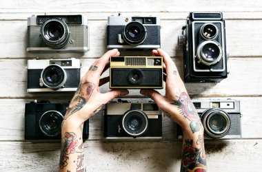 Retro fotoğraf makinesi holding eller