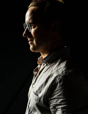 adam düşünceli yüz ifadesi ile