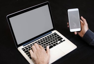 İnsan kullanarak dizüstü bilgisayar ve cep telefonu, özgün photoset