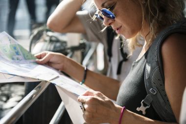 kadın Haritayı kullanarak denetleme