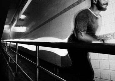 Uzun pozlama özgün, onun arka ışık ile çalışan bir hareketi erkekte photoset