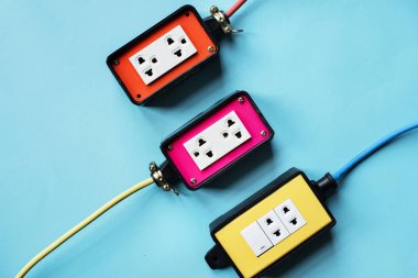 Elektrik güç kaynağı prizler üzerinde mavi arka plan, özgün photoset