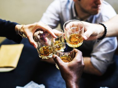 Alkol içki gözlük tutunmuş eller