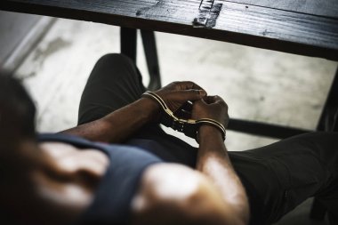 kelepçe ile tutuklanan adam