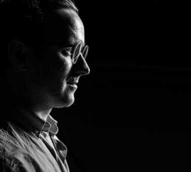 Adam bunalıma girmek duygu ifade gri ölçekli