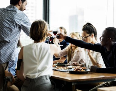 İnsanlar birlikte bir ayaklı büyük kadehler Şerefe