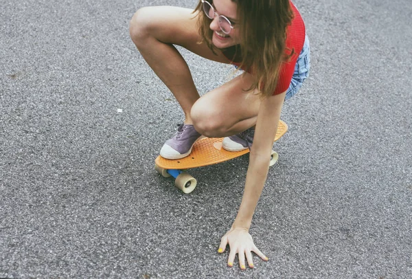 Woman enjoying sketeboard — Stock Photo, Image
