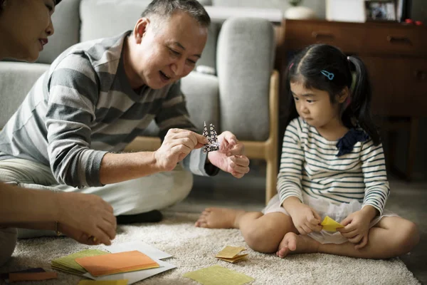 Abuelo jugando con sobrina en casa — Foto de Stock