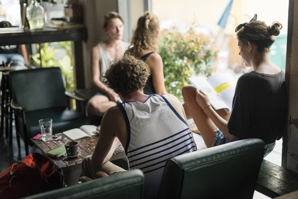 Lidé sedící relaxaci v hostelu — Stock fotografie