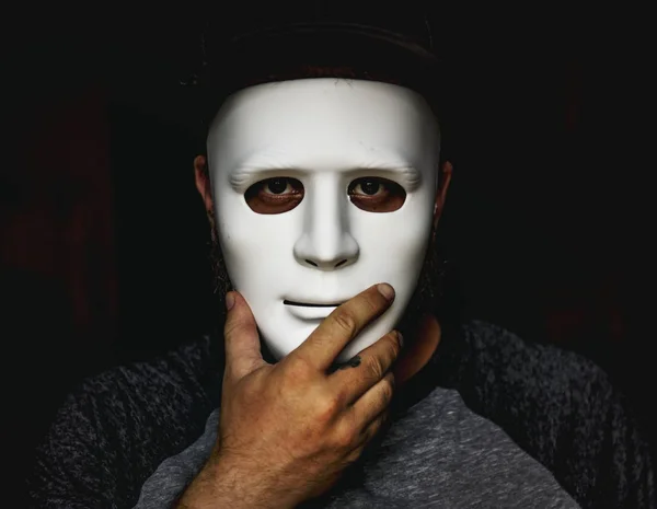 Hand hält Maske auf Gesicht — Stockfoto