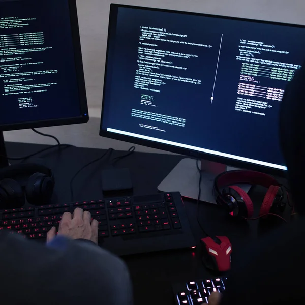 Hacker trabajando en el ordenador — Foto de Stock
